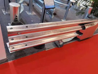 山東護欄板有限公司